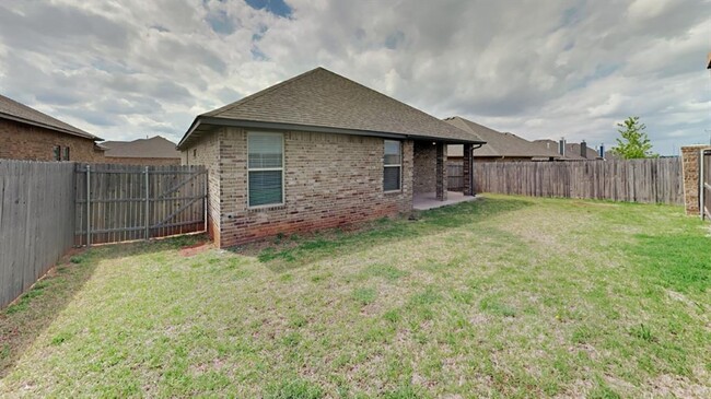 Building Photo - 16008 Mendoza Dr