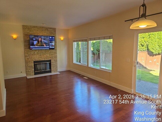 Building Photo - Kent Cypress Cove at the Lakes home - 3 bedroom 2.5 bath with 2 car garage - Available NOW.