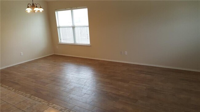 Building Photo - 104 N Treasure Oaks Dr