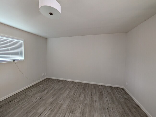 Building Photo - West Phoenix Fully Remodeled 3br