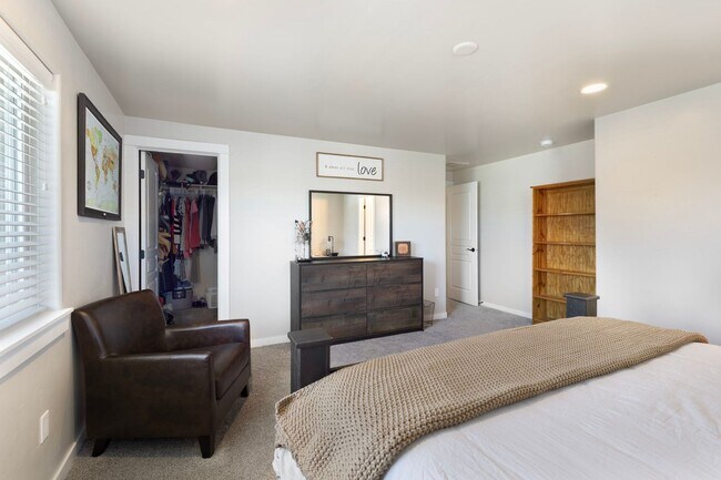 Building Photo - Spacious Two-Story Retreat in South Boise