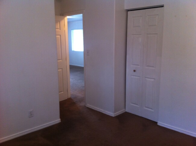 Building Photo - Duplex for Rent  Pet Friendly!