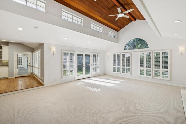 Building Photo - 216 Valparaiso Ave