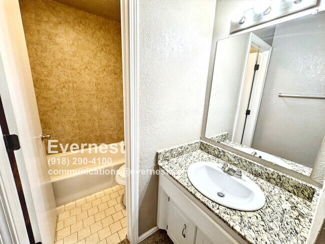 Building Photo - Comfortable 3-Bedroom Home with Prime Acce...