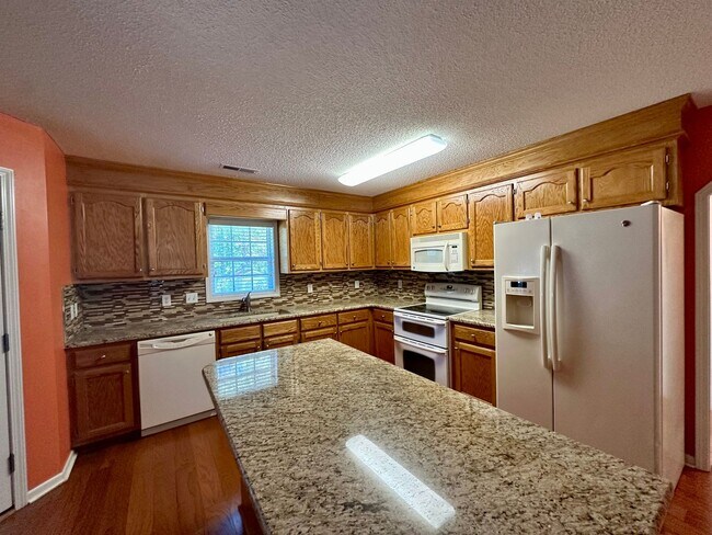 Building Photo - Williamsburg Subdivision!