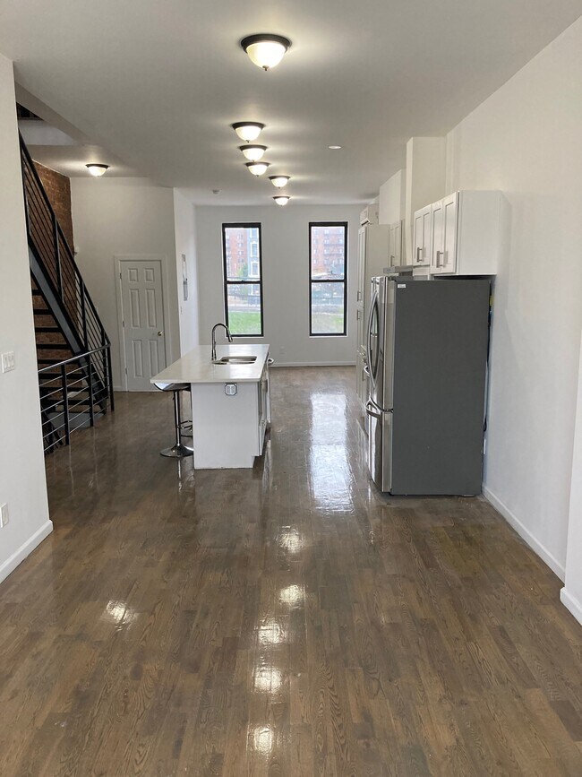 Building Photo - 460 E 134th St