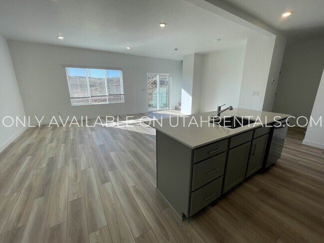 Building Photo - 1605 W Charmer Ln