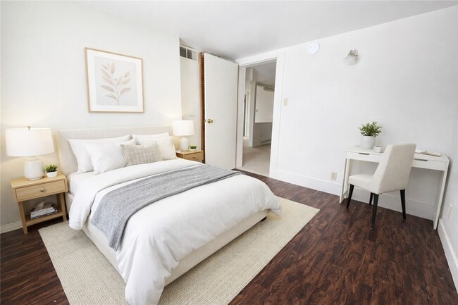 Building Photo - 130 E Elisha St