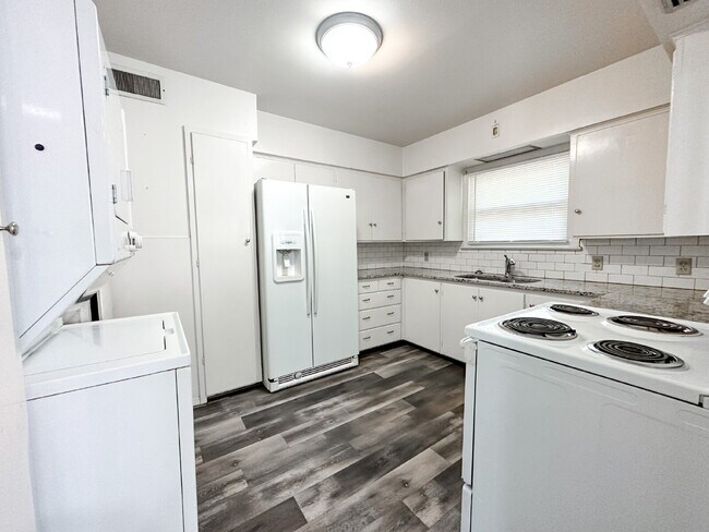 Building Photo - 3-Bedroom Home with Large Backyard!