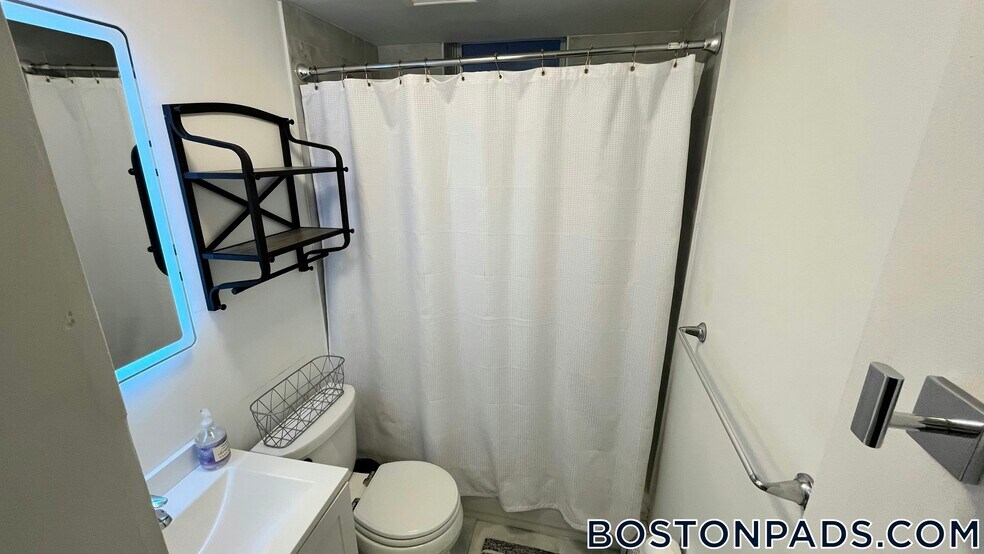 Building Photo - 1890 Beacon St