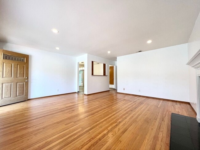 Building Photo - Updated 3-Bed / 2-Bath Single-Family Home!