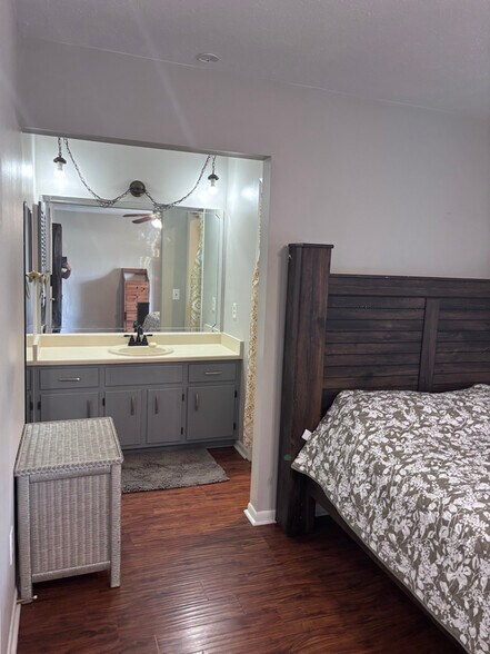 Building Photo - 1209 Capri Dr