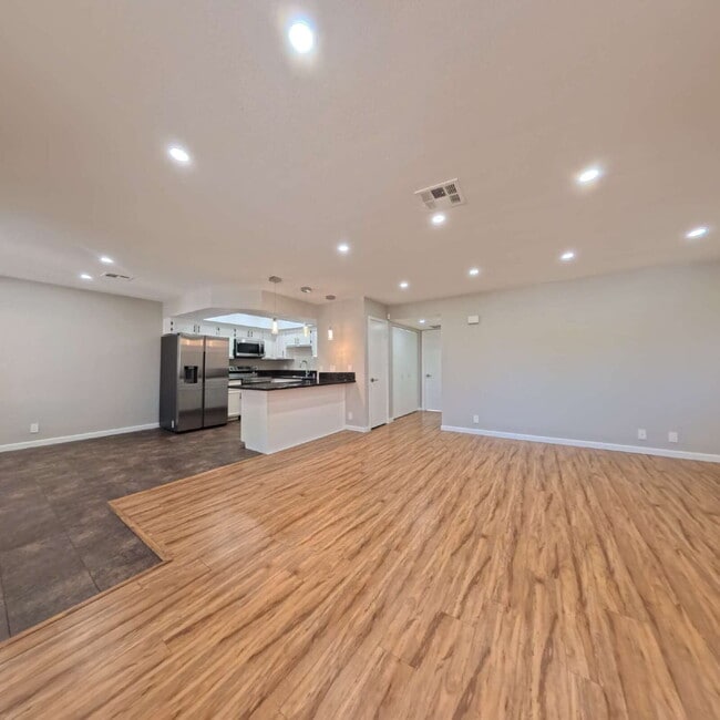 Building Photo - Stunning 2-Bedroom Condo 2nd Floor at The Lakes!