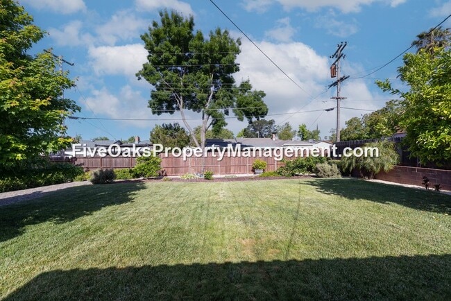 Building Photo - 102 Grenoble Way