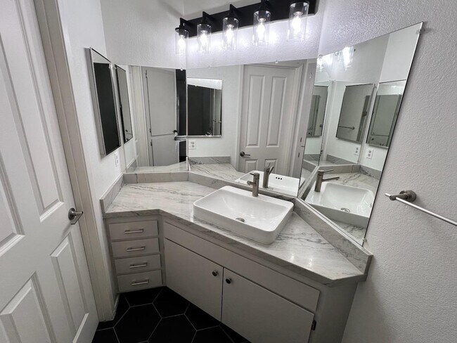 Building Photo - 1018 Cedar Gables Dr