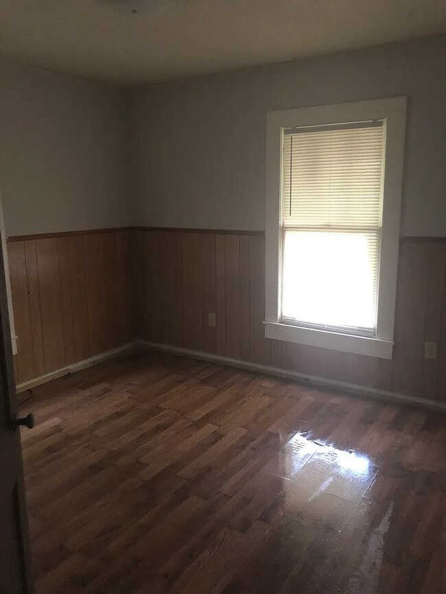 Building Photo - 2 Bedroom 1 Bathroom