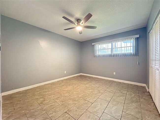 Building Photo - 825 N Primrose Dr