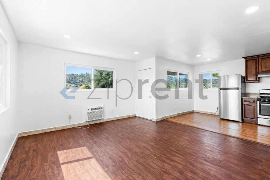Building Photo - Unit 4