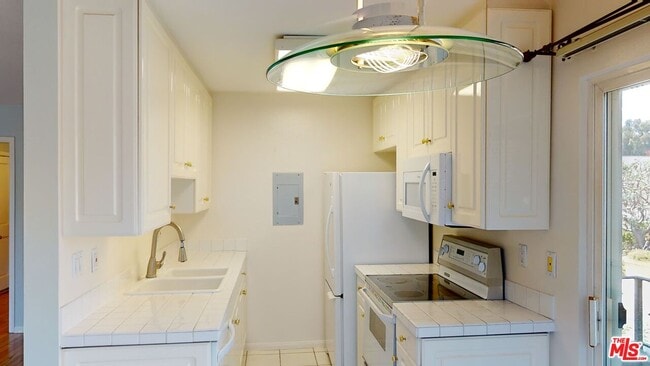 Building Photo - 2308 Schader Dr