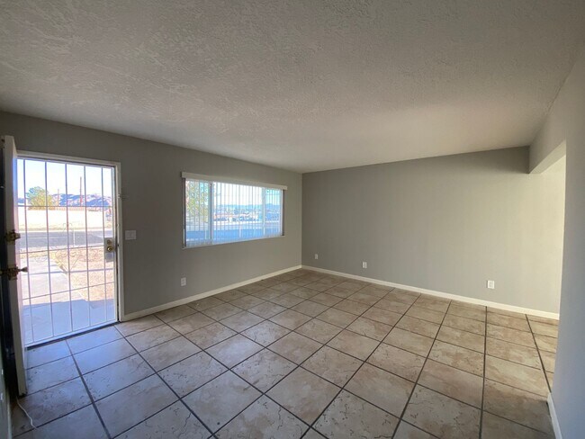 Building Photo - 3 BEDROOM 2 BATH HOUSE LOCATED CLOSE TO SC...