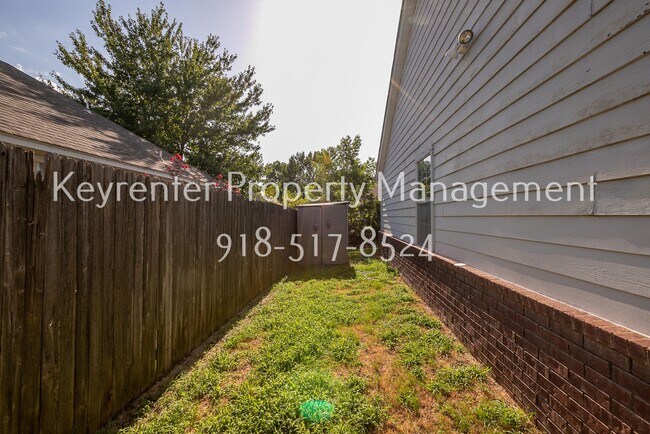 Building Photo - Charming 3 bedroom home with cozy fireplace and 2 car garage!! Price drop!