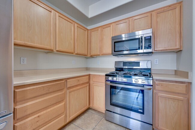 Building Photo - NW 3 bedroom!! Community Pool!! Playground...