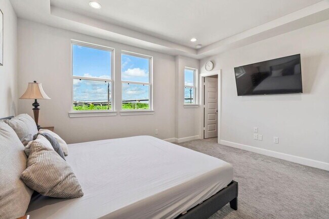 Building Photo - Great Opportunity! Modern three-story home located in the heart of EaDo, offering a well-designed...