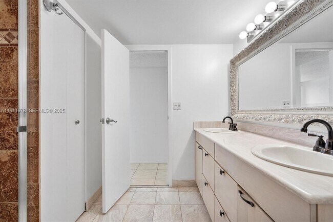 Building Photo - 1000 Parkview Dr