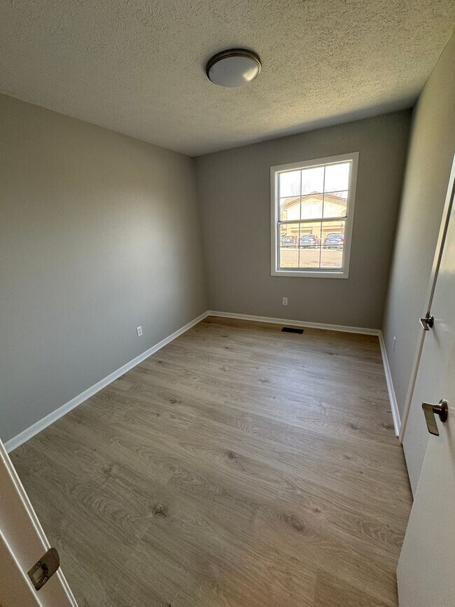 Building Photo - 3 bed, 1.5 bath, 1 car garage split foyer ...