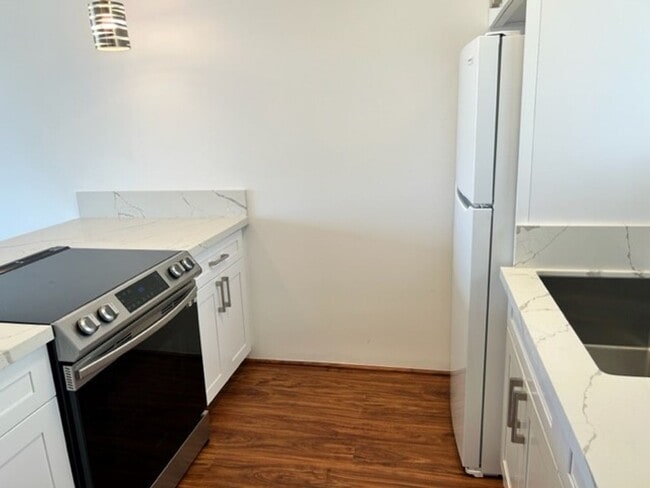 Building Photo - Updated 1-BR, 1-BA with 1-parking