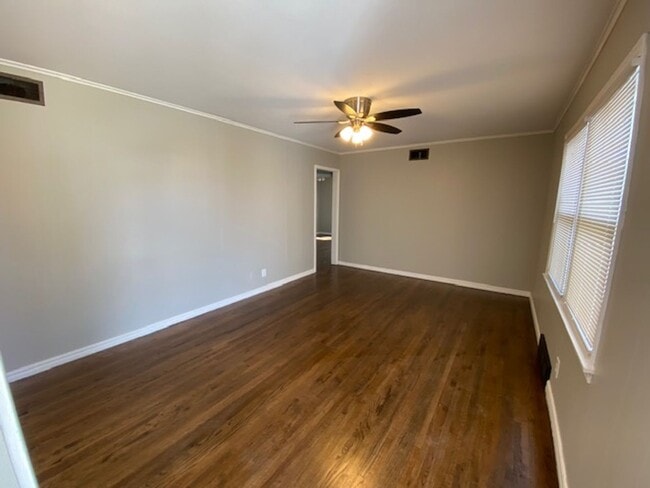 Building Photo - 3 Bed, 2 Bath Corner Lot in Tulsa!