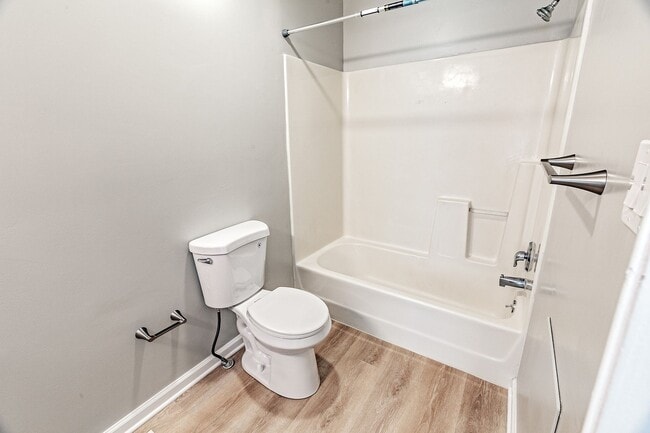 Building Photo - 2 bedroom, 2.5 bath end unit townhome in Newark