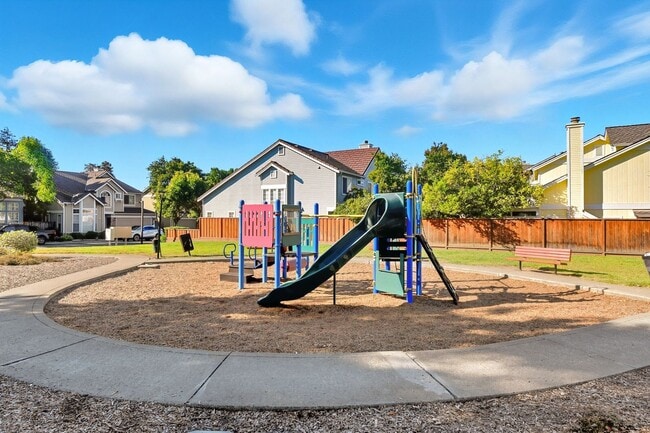 Building Photo - Updated Family Spacious Home w/ Fenced in ...