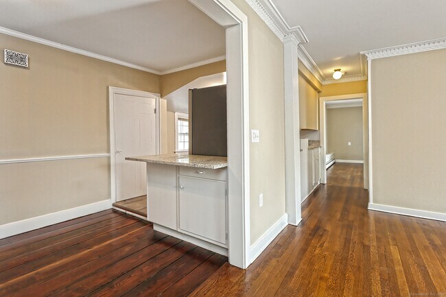 Building Photo - 562 Amity Rd