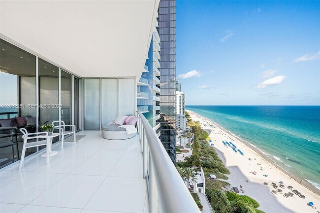 Building Photo - 17121 Collins Ave
