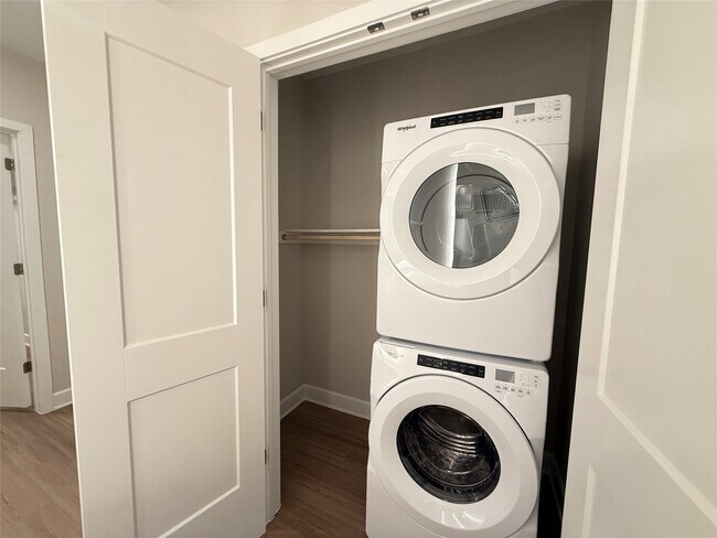 Building Photo - 716 Waugh Dr