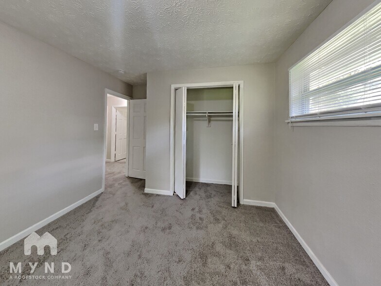 Building Photo - 6125 Roselawn Dr