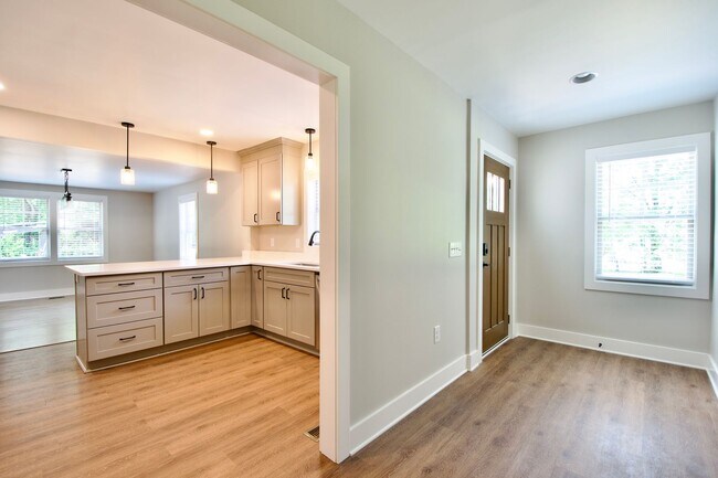 Building Photo - Now Leasing for Fall 2025! $1000 Per Bedro...