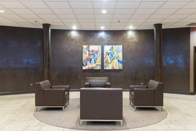 Building Photo - HUGE one bedroom with easy highway access ...