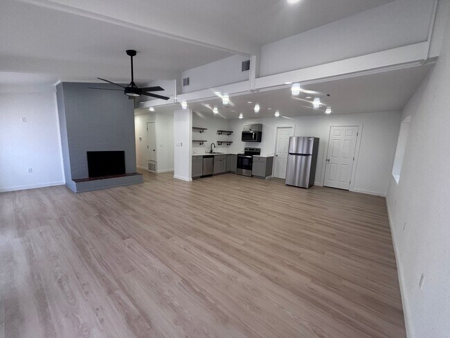 Building Photo - 3/2/2 Newly remodeled home with new appliances, flooring and much more!