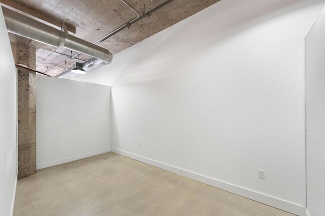 Building Photo - 718 N Washington Ave