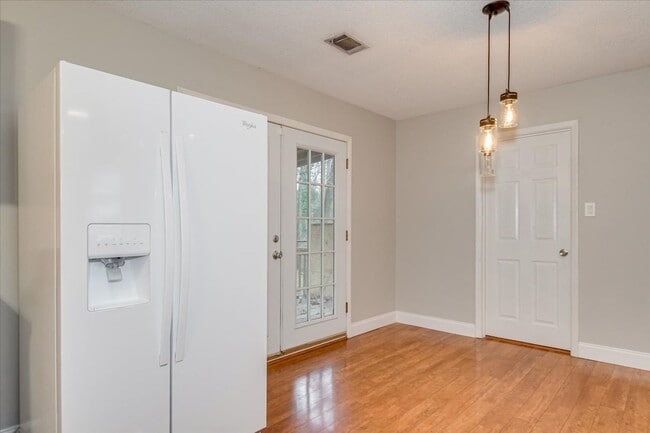 Building Photo - West Augusta Charm