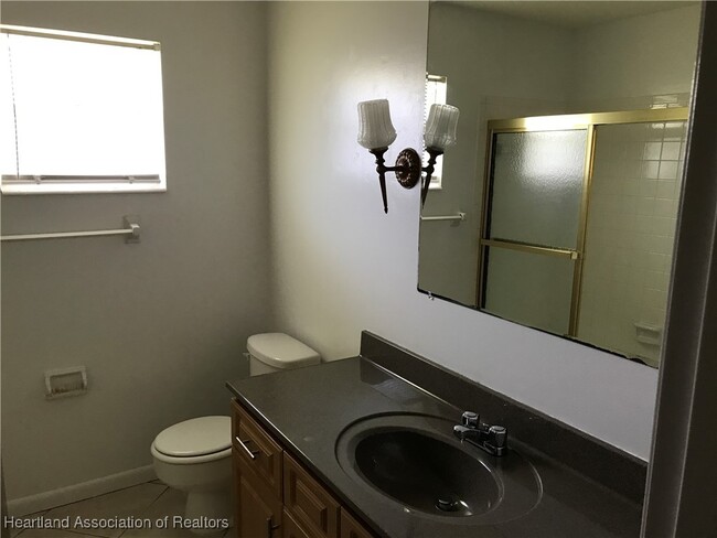 Building Photo - 2728 Queenswood Dr