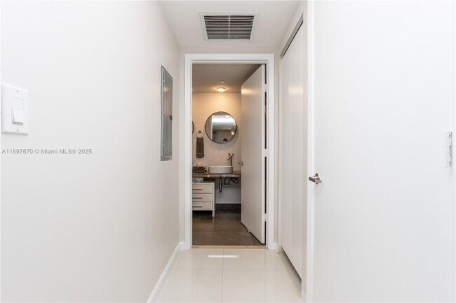 Building Photo - 485 Brickell Ave