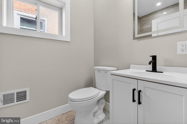 Building Photo - 34 W Sharpnack St