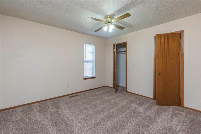 Building Photo - 904 Oakwood Dr