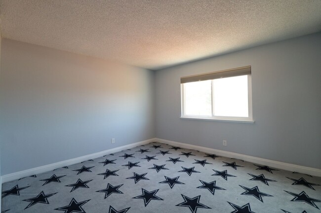 Building Photo - 565 Clubhouse Dr