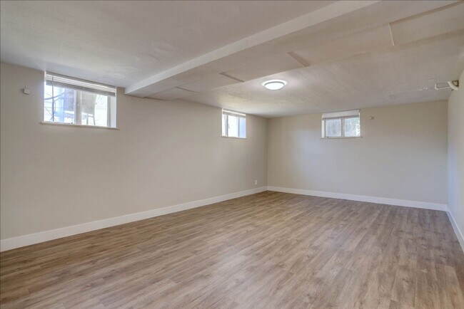 Building Photo - Spacious Sunnyside Bungalow, Finished Base...