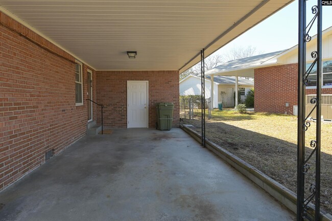 Building Photo - 1813 Fairlawn Cir