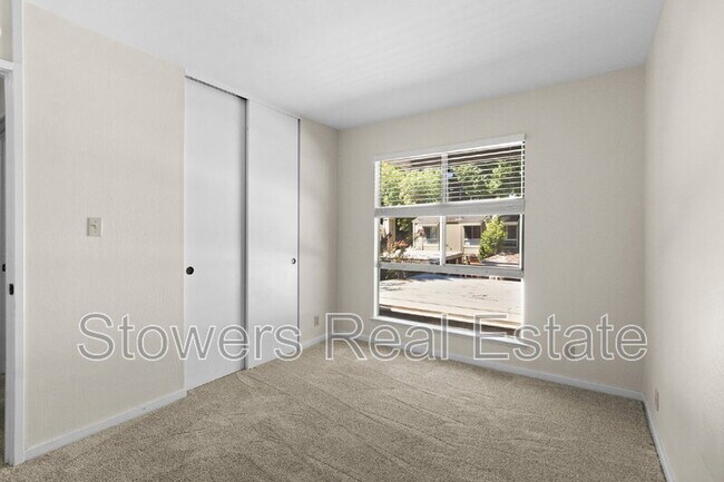 Building Photo - 433 Garden Creek Pl